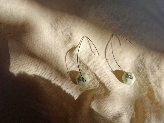 handmade_ceramic_earrings_mini_pumpkin_925_silver_long_pin_product_shot_birdeye_view