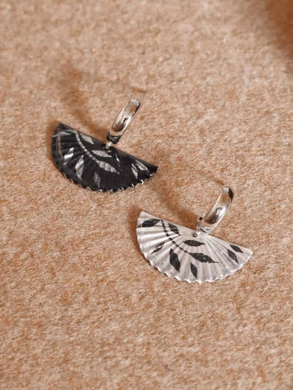 handmade_earrings_silver_chinese_folding_fan_design_black_silver2