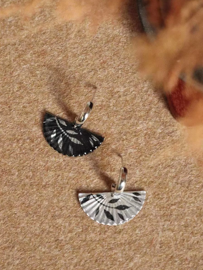 handmade_earrings_silver_chinese_folding_fan_design_black_silver