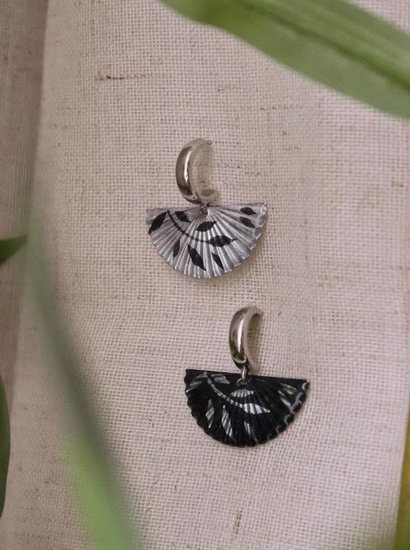 handmade_earrings_silver_chinese_folding_fan_design_black_silver_portrait